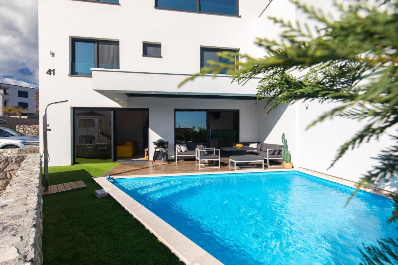 Nina-3 Bedroom With A Pool And Hot Tub Krk Town