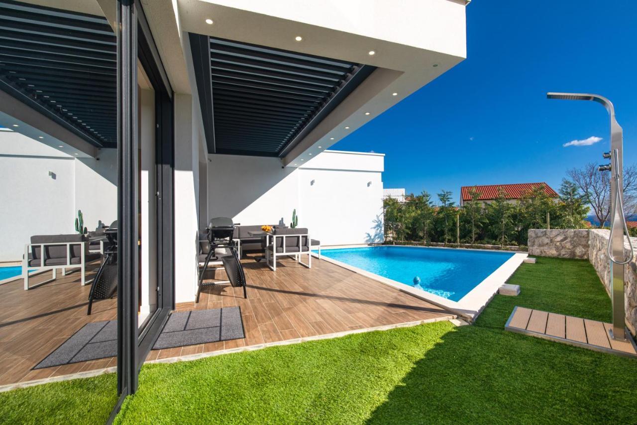 Nina-3 Bedroom With A Pool And Hot Tub Krk Town