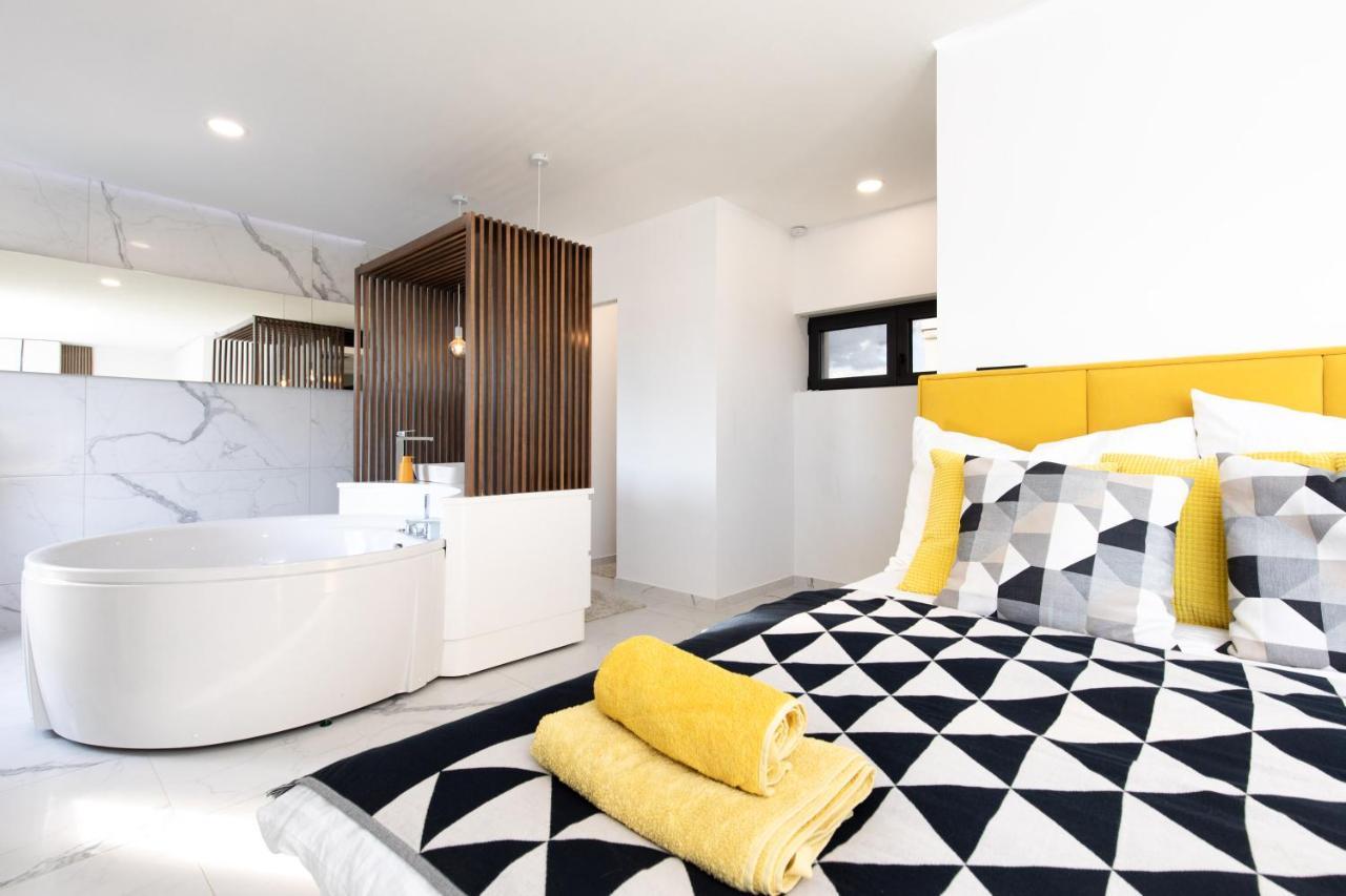 Nina-3 Bedroom With A Pool And Hot Tub * Krk Town