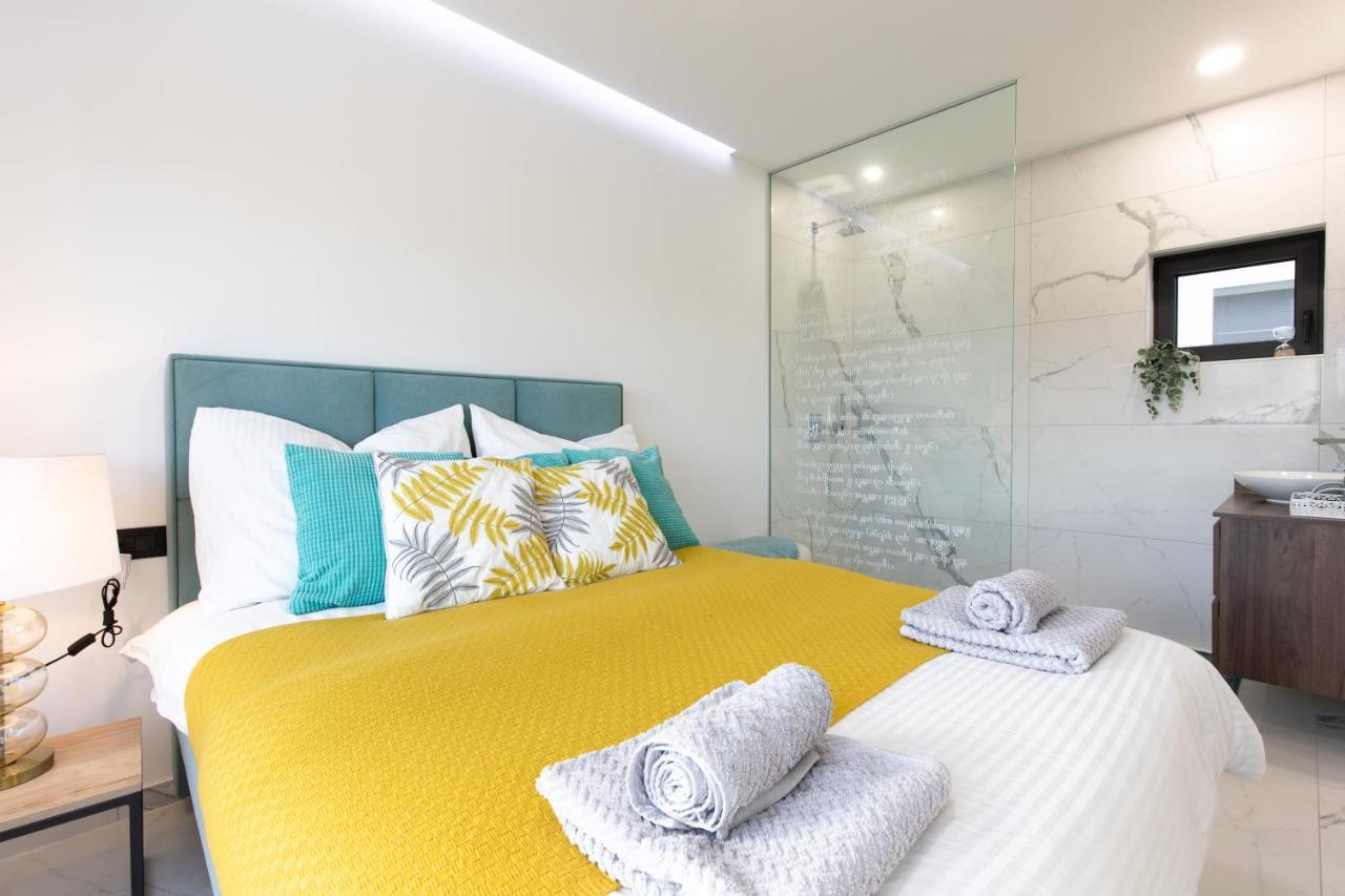Nina-3 Bedroom With A Pool And Hot Tub Villa Krk Town